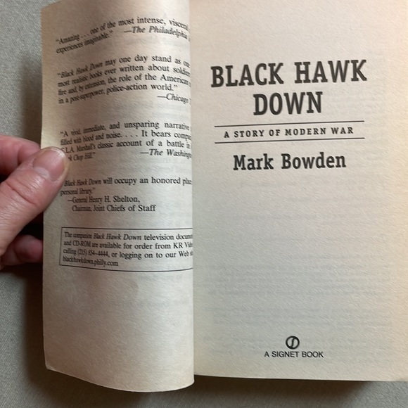 📚2/$6 Black Hawk Down: A Story of Modern War - Picture 7 of 12